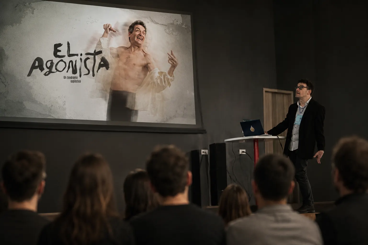 Sebastián presentando El Agonista frente al público