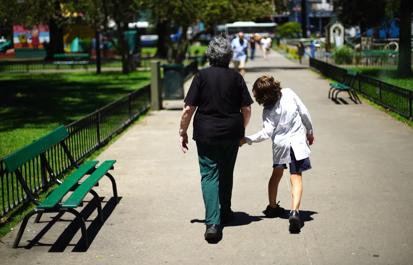 Madre y niño caminando de espaldas